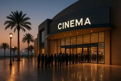 واجهة سينما حديثة في جدة مع متابعين يصطفون للدخول مساءً