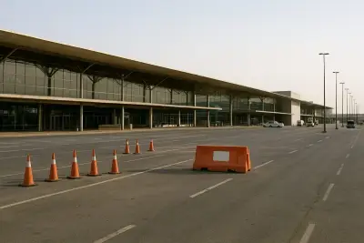 ممر الوصول الخارجي لمطار الملك خالد الدولي في الرياض مع حواجز مؤقتة