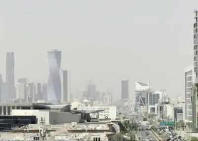 واجهة مطار الملك خالد الدولي في الرياض مع مركبات طوارئ قرب ساحة الطائرات