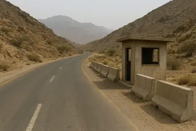 طريق جبلي هادئ عند المدخل الجنوبي لمدينة تعز قرب وادي الضباب