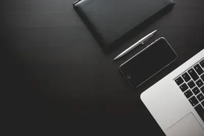 هاتف يعرض واجهة دردشة عامة بجوار سماعة طبيب ودفتر على مكتب