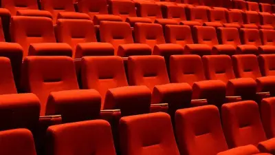 قاعة عرض سينمائي في تطوان بمسرح فارغ وشاشة كبيرة مضاءة