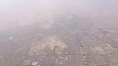 واجهة بوابة المغادرة في مطار الملك خالد الدولي مع حواجز مؤقتة