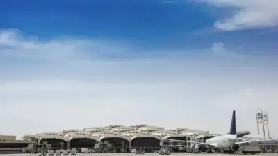 واجهة صالة في مطار الملك خالد الدولي بالرياض مع حواجز مرورية مؤقتة