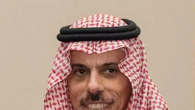 واجهة مبنى مطار الملك خالد الدولي في الرياض مع مداخل مغلقة ومسارات سير خالية