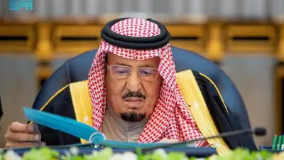 واجهة مبنى حكومي في الرياض مع بوابة أمنية وموقف سيارات