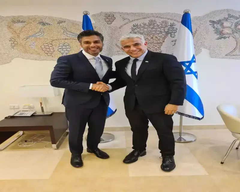 يائير لبيد رفقة سفير الامارات