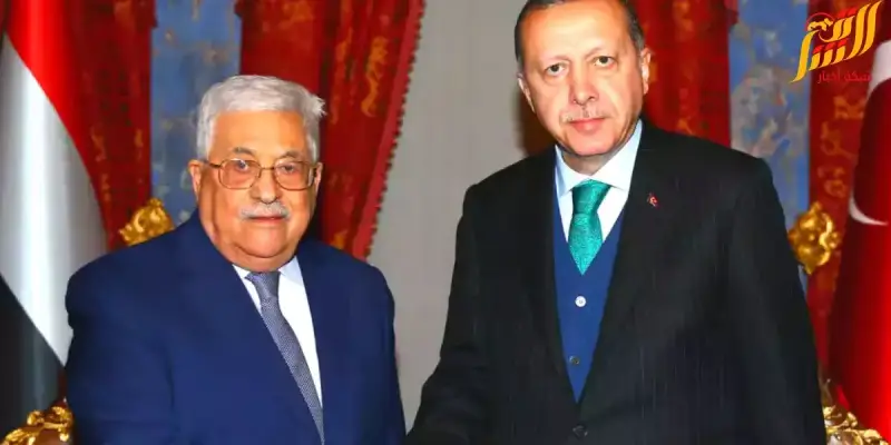 محمود عباس الى جانب أردوغان