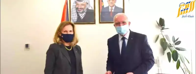 وزير خارجية فلسطين الى جانب القنصل البريطاني
