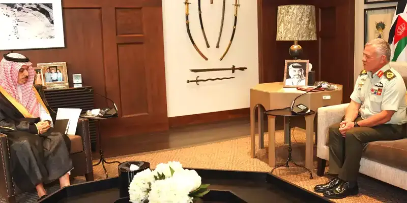 الملك عبد الله الثاني رفقة وزير الخارجية السعودي