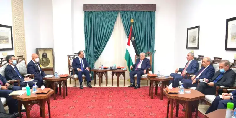 عبّاس يلتقي رئيس المخابرات المصرية لبحث الأوضاع في قطاع غزّة