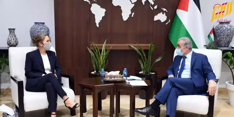 رئيس الوزراء الفلسطيني يلتقي رئيسة بعثة الصليب الأحمر في القدس