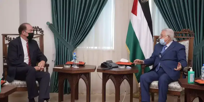 الرئيس محمود عباس الى جانب رئيس البنك الدولي