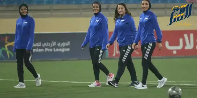 طاقم نسائي يدير مباراة كرة قدم في الاردن