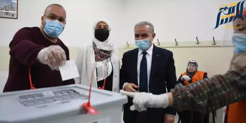رئيس الوزراء الفلسطيني يتفقد سير العملية الانتخابية