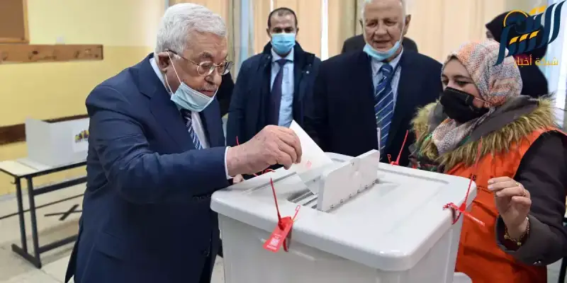 الرئيس الفلسطيني محمود عباس  يدلي بصوته في الانتخابات المحلية