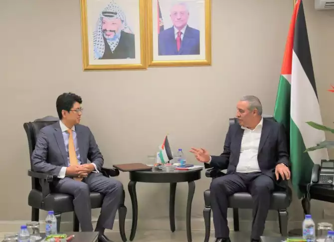 حسين الشيخ  مع ممثل جمهورية كوريا الجنوبية