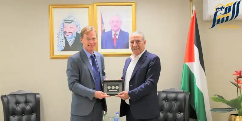 الوزير حسين الشيخ وممثل الاتحاد الاوروبي