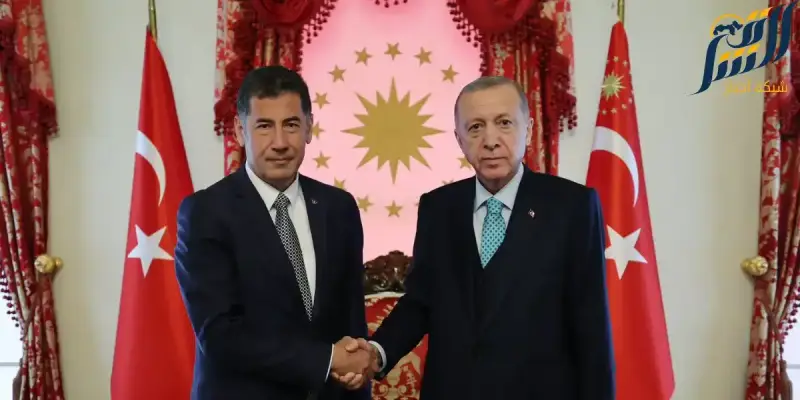 السياسي التركي سنان أوغان الى جانب أردوغان