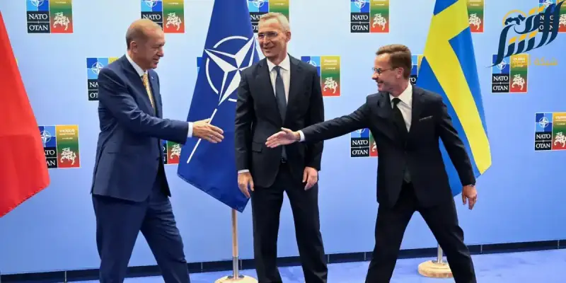 رئيس الوزراء السويدي يصافح أردوغان