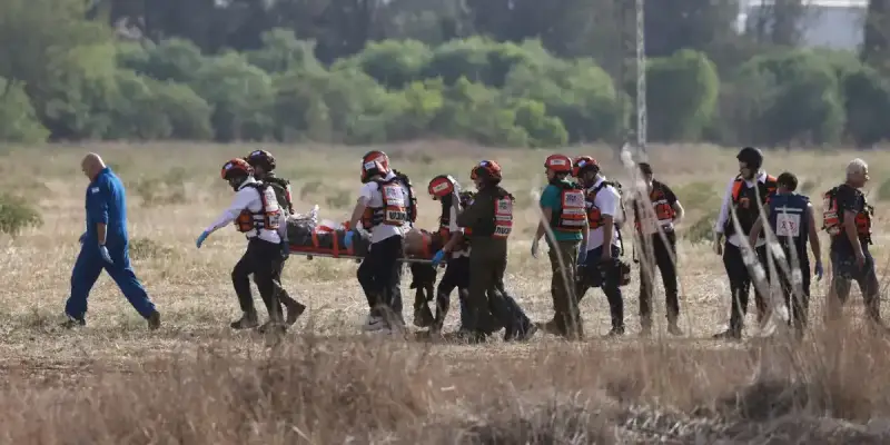 نقل مصابين اسرائيليين في غلاف غزة