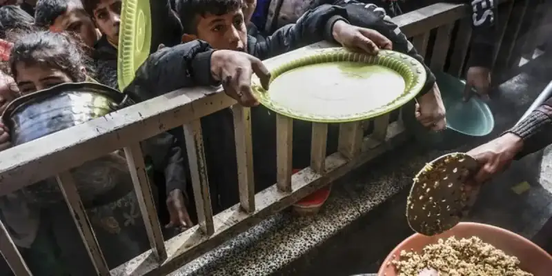 توزيع مساعدات في غزة