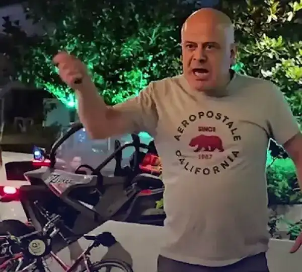 مخمور تركي يهاجم  سياحًا خليجيين