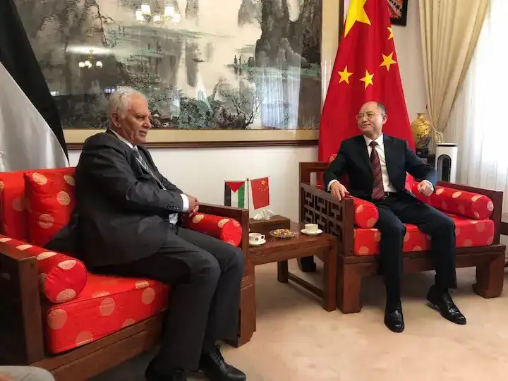 بسام الصالحي مع السفير الصيني