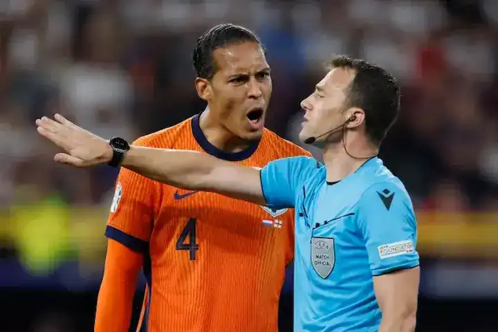 مدافع نادي ليفربول الهولندي فيرجيل فان ديك