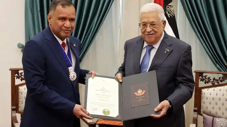 رئيس فلسطين والقائم بأعمال سفارة عُمان