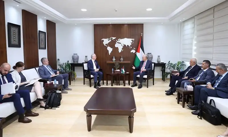 رئيس الحكومة الفلسطينية مع سيناتور أمريكي