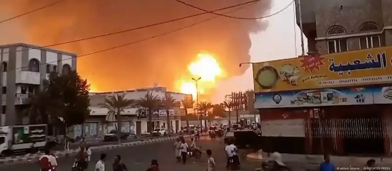 ضرب ميناء الحديدة باليمن