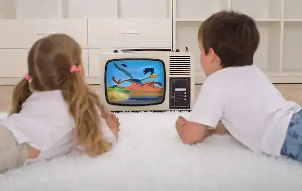 أطفال تشاهد أفلام الكرتون