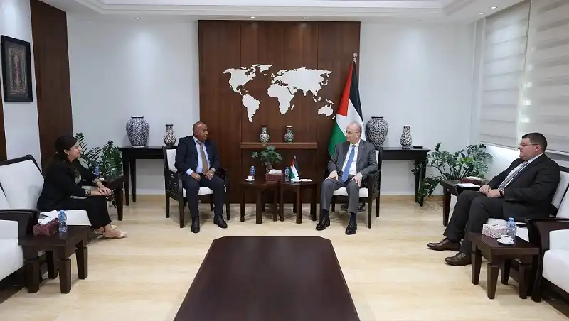 رئيس الوزراء الفلسطيني مع رئيس هيئة مقاومة الجدار والاستيطان