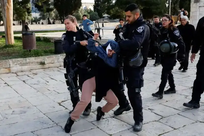 اعتداء على المصلين بالمسجد الأقصى