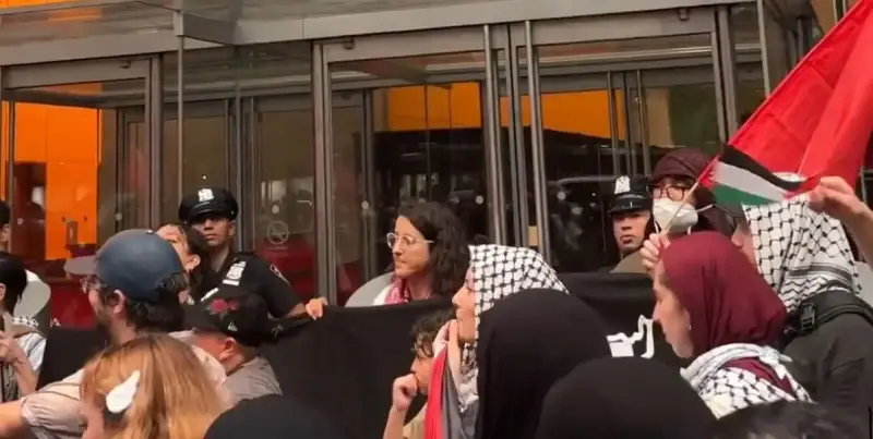 مظاهرات أمام وسائل إعلام أمريكية
