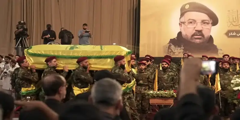 جانب من جنازة القيادي في حزب الله فؤاد شكر