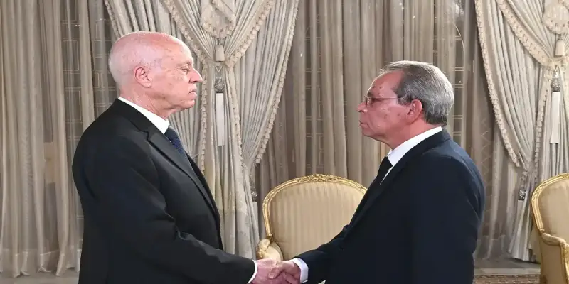 الرئيس سعيد مع رئيس الحكومة  أحمد الحشا