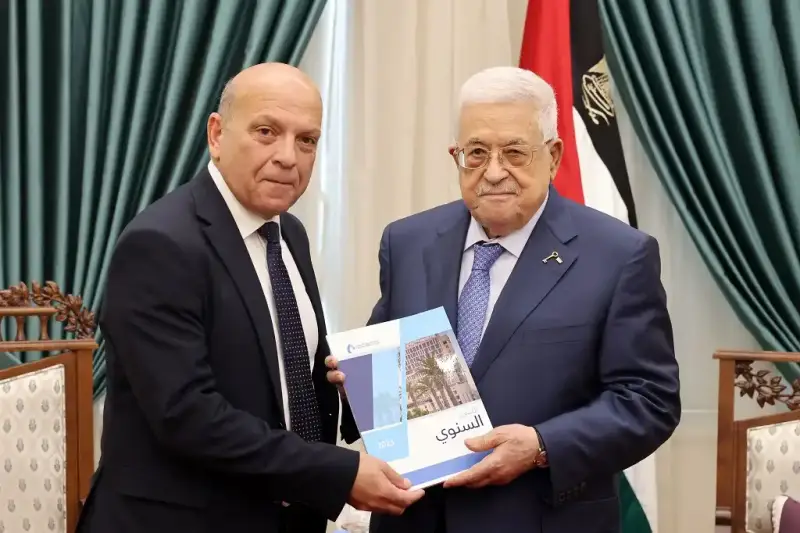 الرئيس الفلسطيني يتسلم التقرير السنوي لصندوق الاستثمار الفلسطيني