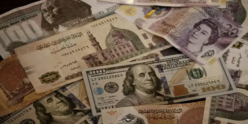 عملات نقدية مختلفة