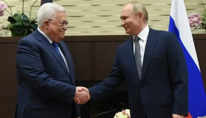 الرئيس الروسي فلاديمير بوتن يصافح نظيره الفلسطيني محمود عباس