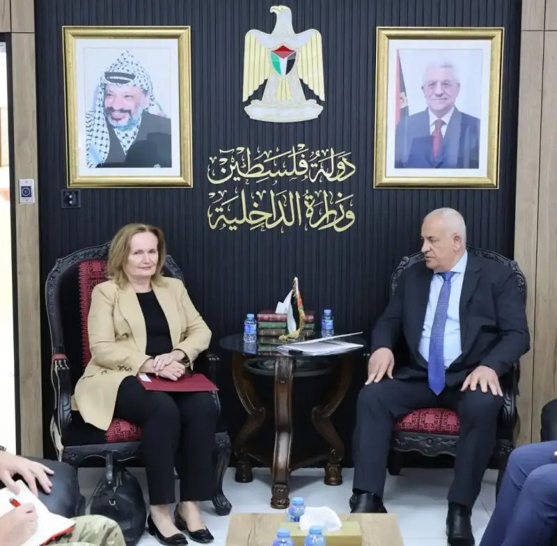 وزير الداخلية الفلسطيني والقنصل البريطاني