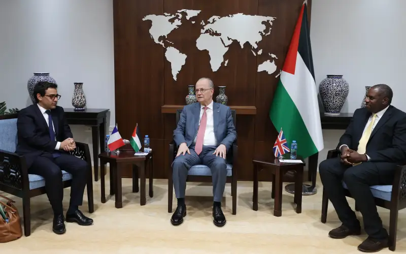 رئيس الوزراء الفلسطيني مع وزيري خارجية بريطانيا وفرنسا