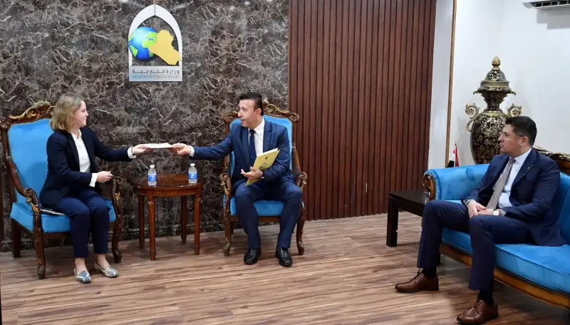 القائمة بأعمال السفارة البريطانية  داخل وزارة الخارجية العراقية