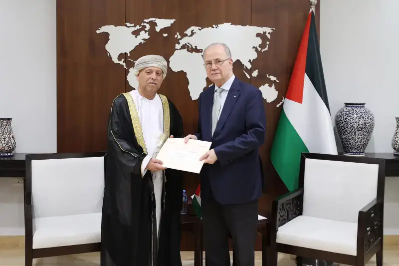 رئيس الوزراء الفلسطيني مع سفير سلطنة عمان