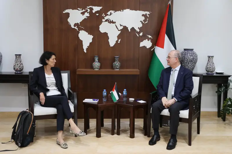 رئيس الوزراء الفلسطيني مع المبعوثة الهولندية للشؤون الإنسانية في غزة