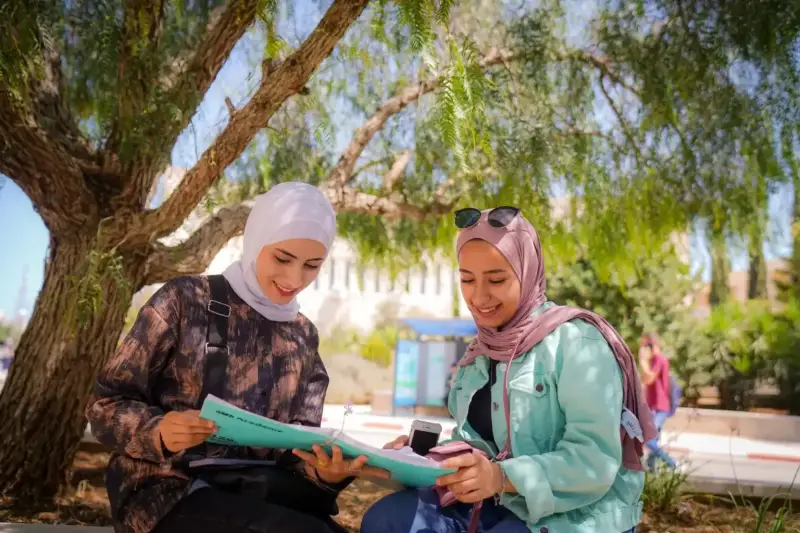 منح دراسية للطلاب الفلسطينيين