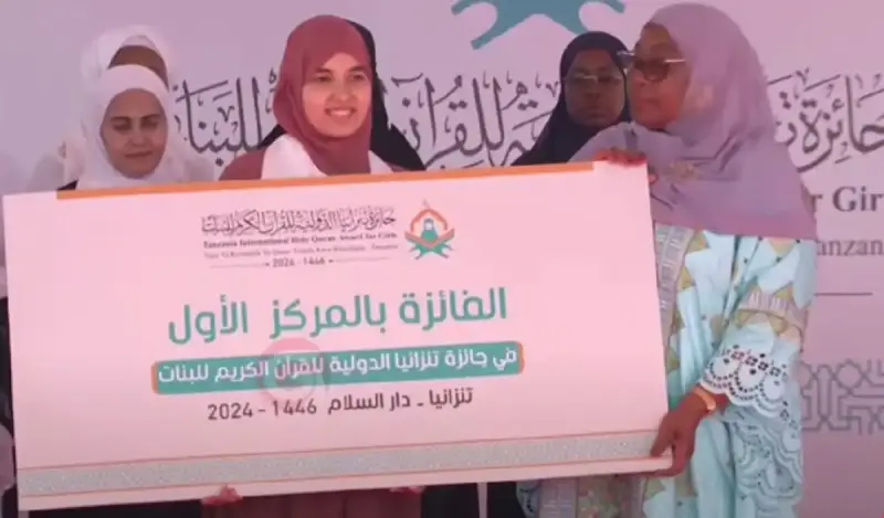 أمينة يخلف الفائزة مسابقة تنزانيا الدولية للقران الكريم