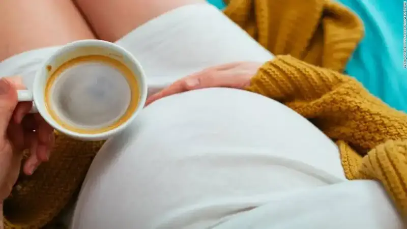 أضرار تناول الكافيين على الحامل والجنين