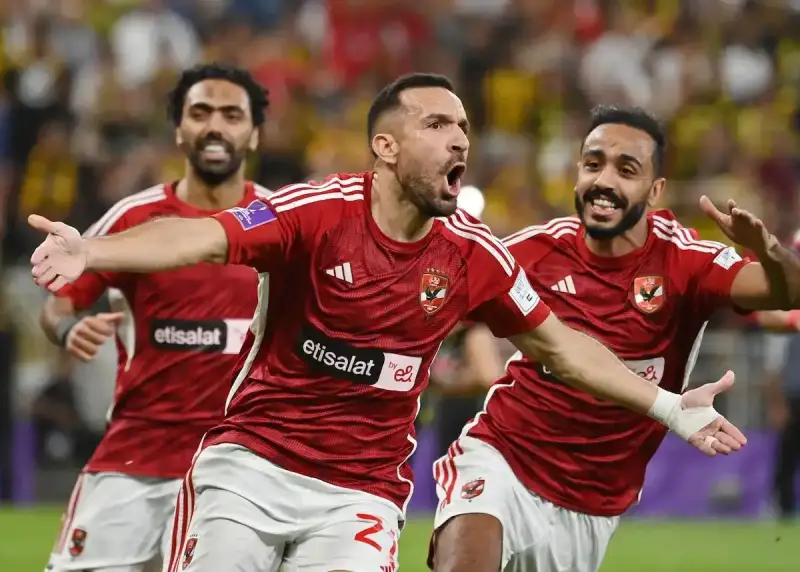 علي معلول لاعب الأهلي المصري